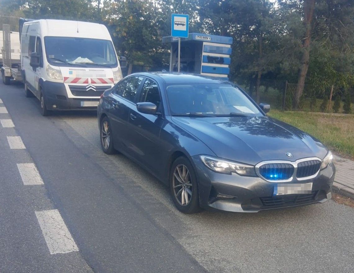 Bus holował przyczepę z koparką. Kierowca miał ponad dwa promile i sądowy zakaz jazdy