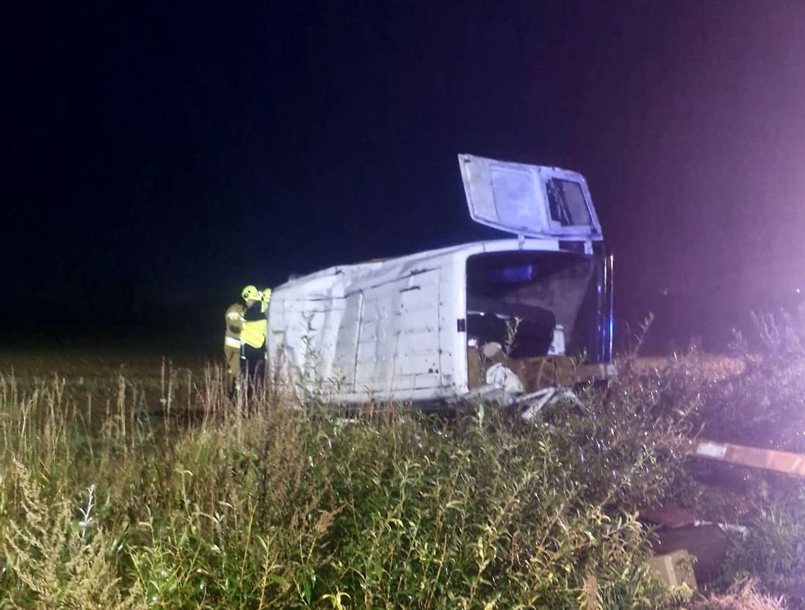 Bus pełen pasażerów wypadł z drogi. Pięć osób trafiło do szpitali