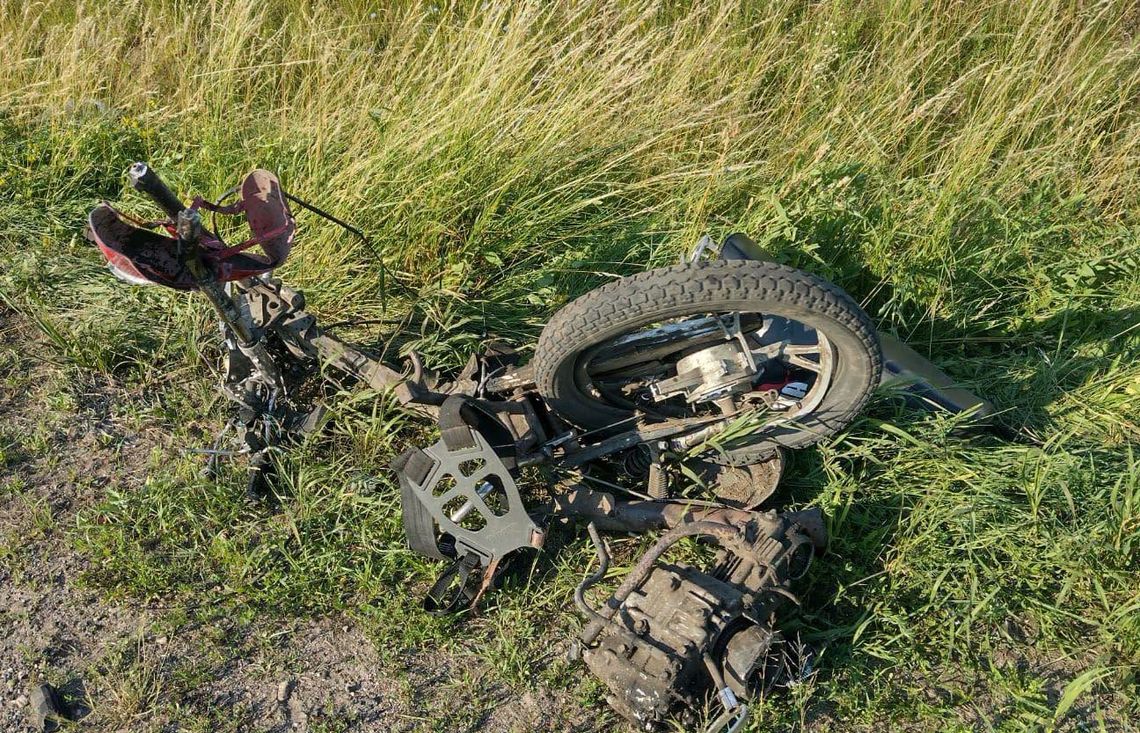 Bus staranował motorower podczas wyprzedzania. Ojciec i syn trafili pod opiekę lekarzy