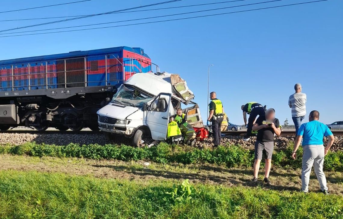 Bus staranowany na przejeździe kolejowym. Pociąg towarowy przepchał go 200 metrów dalej