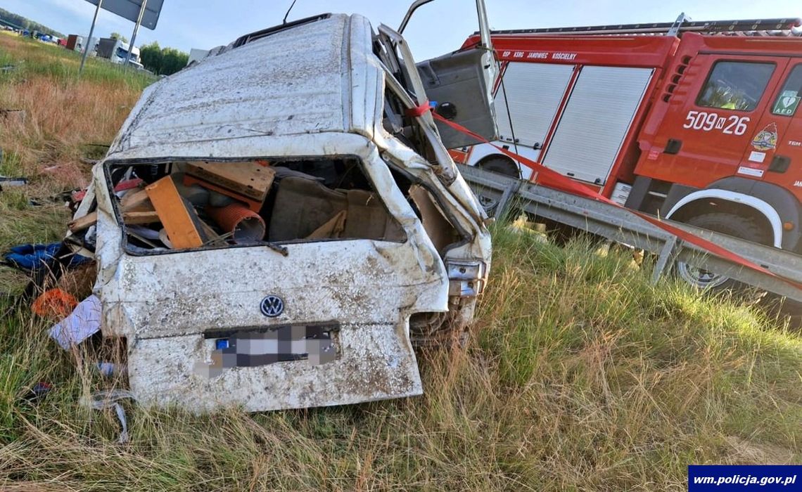 Bus uderzył w barierę i wpadł do rowu. Dwie osoby zginęły, cztery zostały ranne [FOTO]