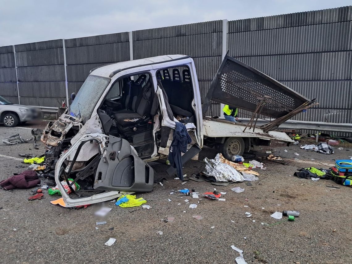 Bus uderzył w bariery na drodze ekspresowej. W wyniku wypadku rannych zostało pięć osób [FOTO]