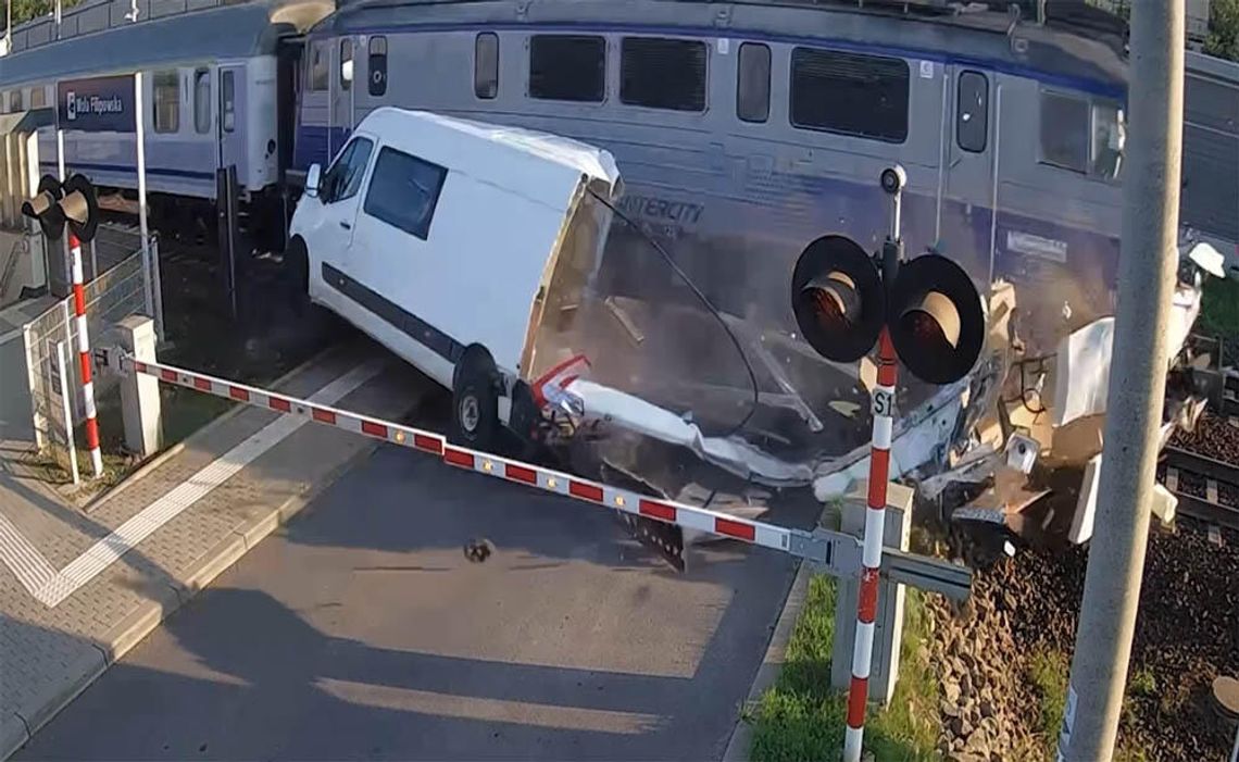 Bus utknął na przejeździe kolejowym. Został zmieciony przez pociąg