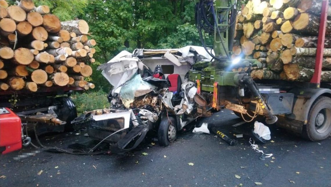 Bus wbił się w ciężarówkę z drewnem. Kierowca fiata zginął na miejscu [FOTO]