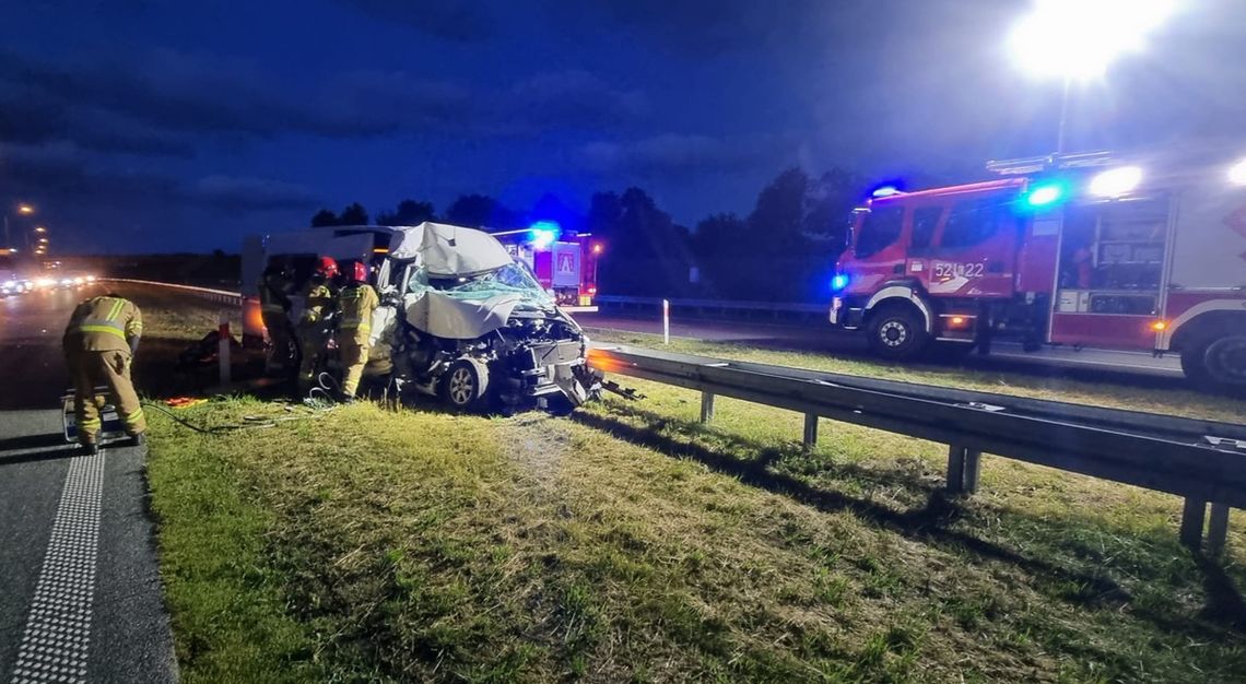 Bus wbił się w naczepę ciężarówki. Cztery osoby trafiły do szpitala, 22-letni kierowca zatrzymany