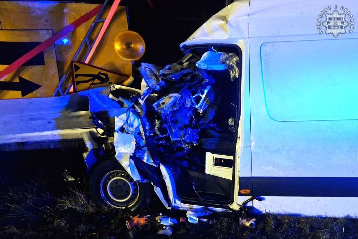 Bus wbił się w pojazd drogowców na autostradzie. Ciężko ranny kierowca zabrany do szpitala