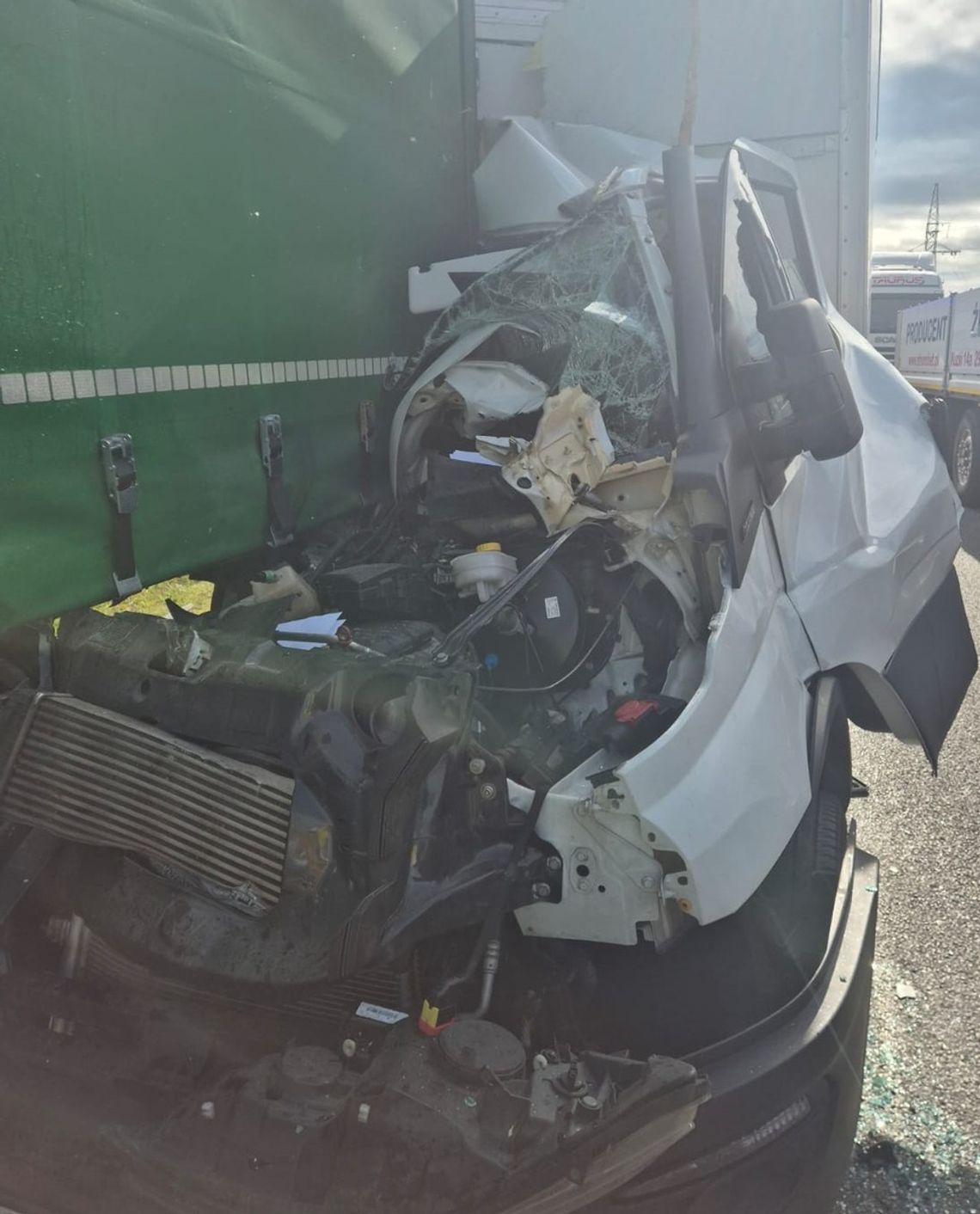 Bus wbił się w tył ciężarówki. Wyglądało makabrycznie, ale kierowca może mówić o dużym szczęściu