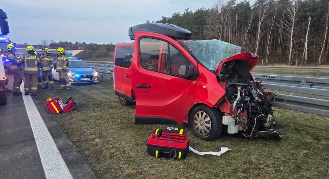 Bus wbił się w tył naczepy samochodu ciężarowego. Cztery osoby trafiły do szpitali