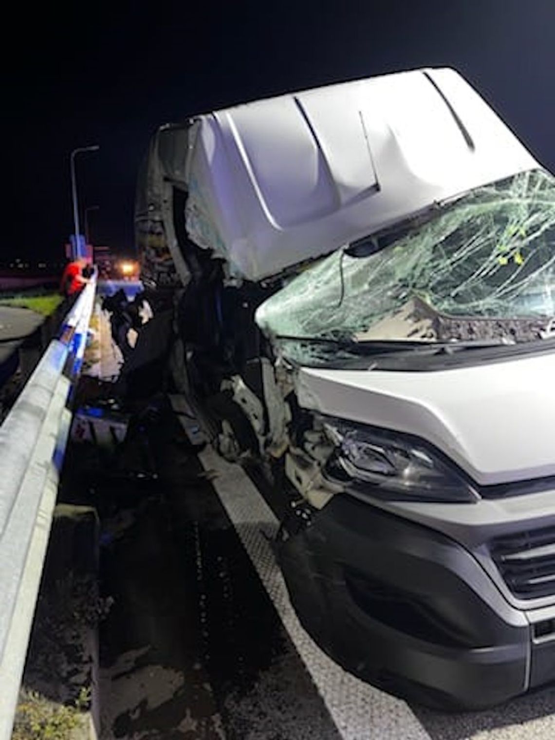 Bus wjechał w naczepę samochodu ciężarowego. Dwie osoby zginęły na miejscu, kolejne dwie są ranne