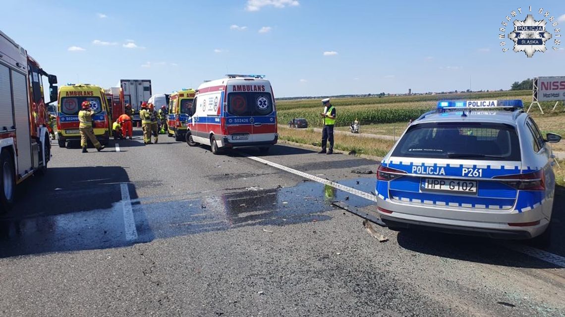 Bus wjechał w naczepę samochodu ciężarowego. Jedna osoba zginęła, 8 zostało rannych [FOTO]