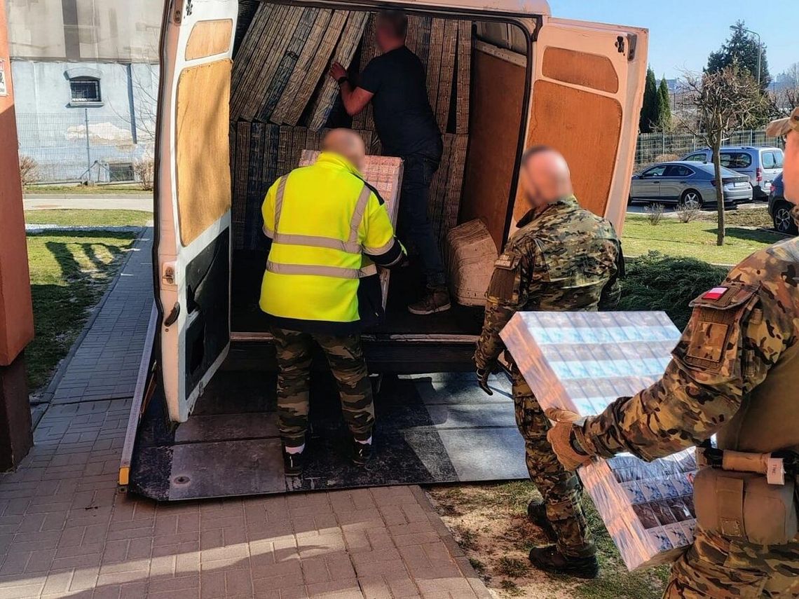 Bus wypełniony po dach nielegalnym towarem. Straż Graniczna i KAS przejęły papierosy za 1,5 mln zł
