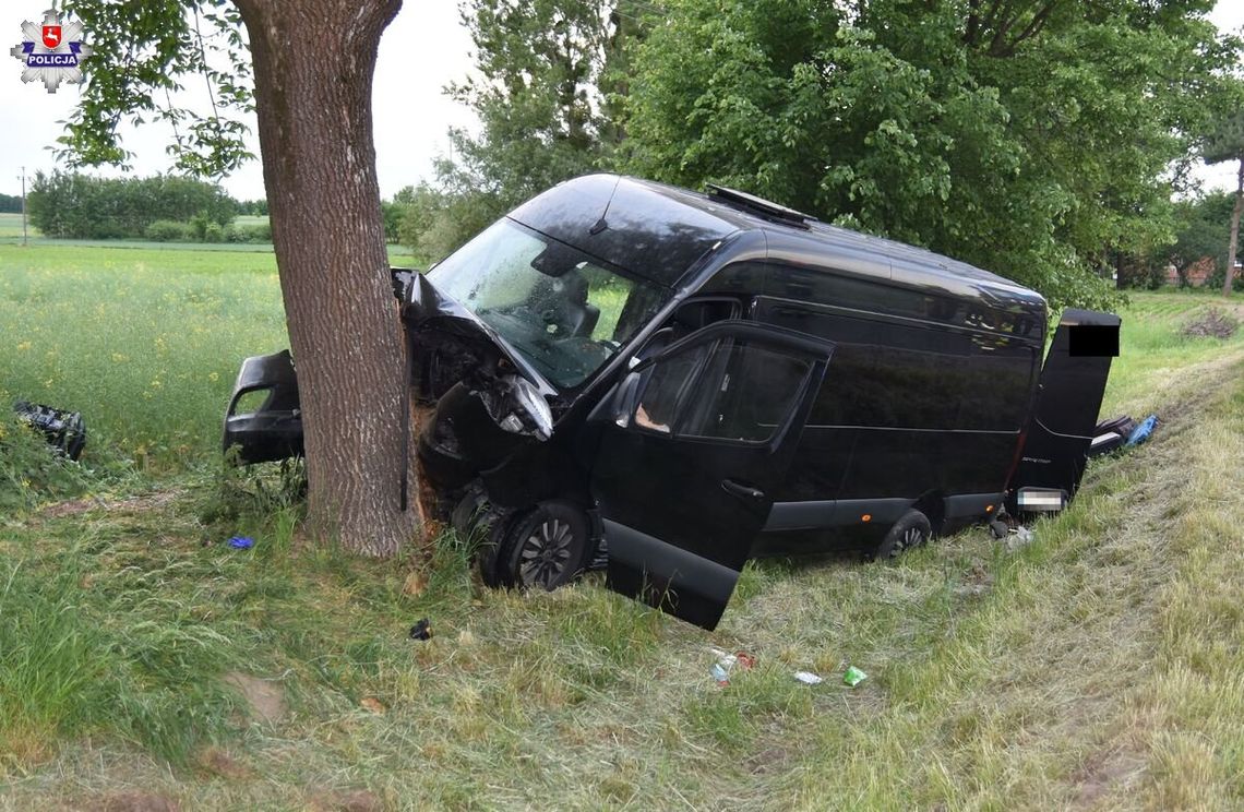 Bus z pasażerami wypadł z drogi i uderzył w drzewo, sześć Ukrainek trafiło do szpitali Bus z pasażerami wypadł z drogi i uderzył w drzewo, sześć Ukrainek trafiło do szpitali