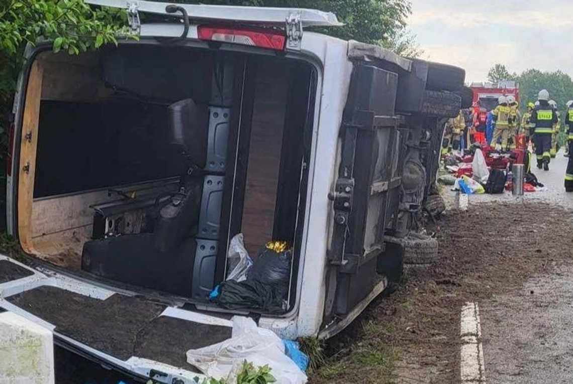 Bus z pielgrzymami wpadł do rowu i przewrócił się na bok. Sześć osób w szpitalu