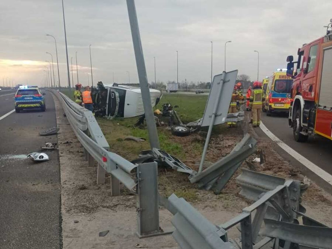 Bus z sześcioma osobami dachował na autostradzie A4. Kierowca i pasażerka trafili do szpitala Bus z sześcioma osobami dachował na autostradzie A4. Kierowca i pasażerka trafili do szpitala