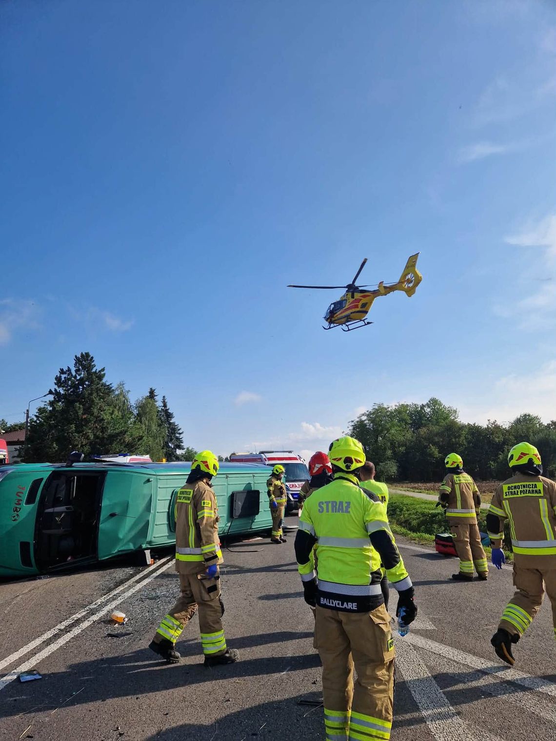 Bus zderzył się z samochodem osobowym. Poszkodowanych jest kilkanaście osób Bus zderzył się z samochodem osobowym. Poszkodowanych jest kilkanaście osób