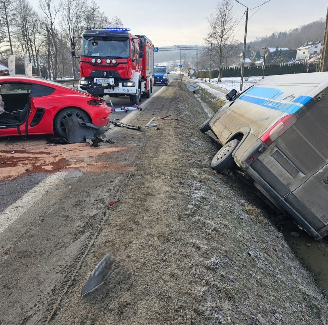 Bus zepchnął Porsche na samochód ciężarowy. Groźny karambol na krajowej "19". ZDJĘCIA Bus zepchnął Porsche na samochód ciężarowy. Groźny karambol na krajowej "19". ZDJĘCIA