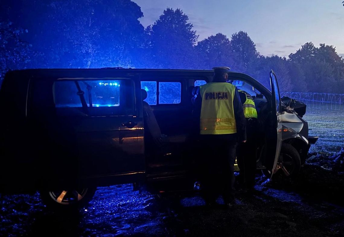 Bus zjechał z drogi i uderzył w drzewo. 38-letni kierowca zginął na miejscu