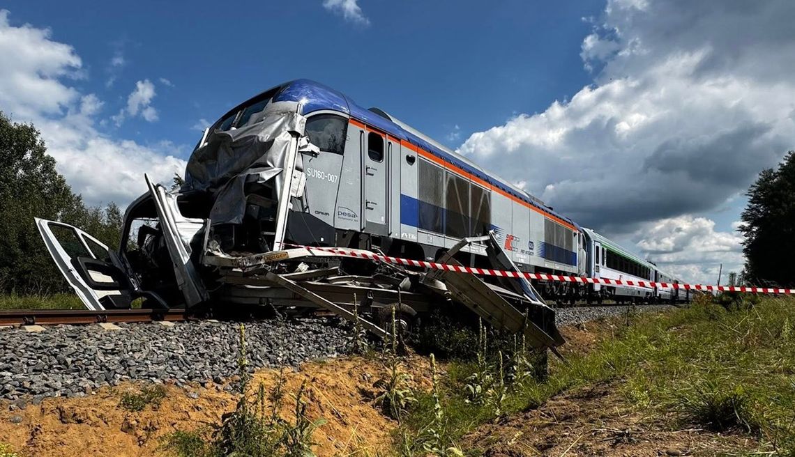 Bus zmiażdżony przez pociąg na przejeździe kolejowym. Kierowca zginął na miejscu