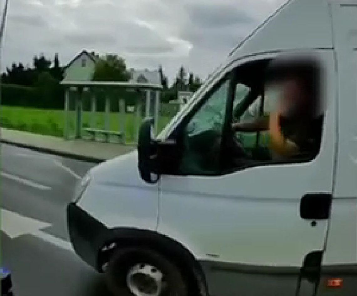 Busiarz był tak zajęty rozmową przez telefon przy uchu, że nawet nie zauważył policjanta na motocyklu