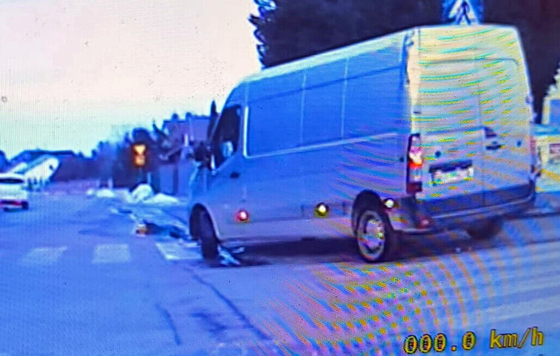 Busiarz dał radę zaparkować na dwóch przejściach na raz. Speed nie miał dla niego litości