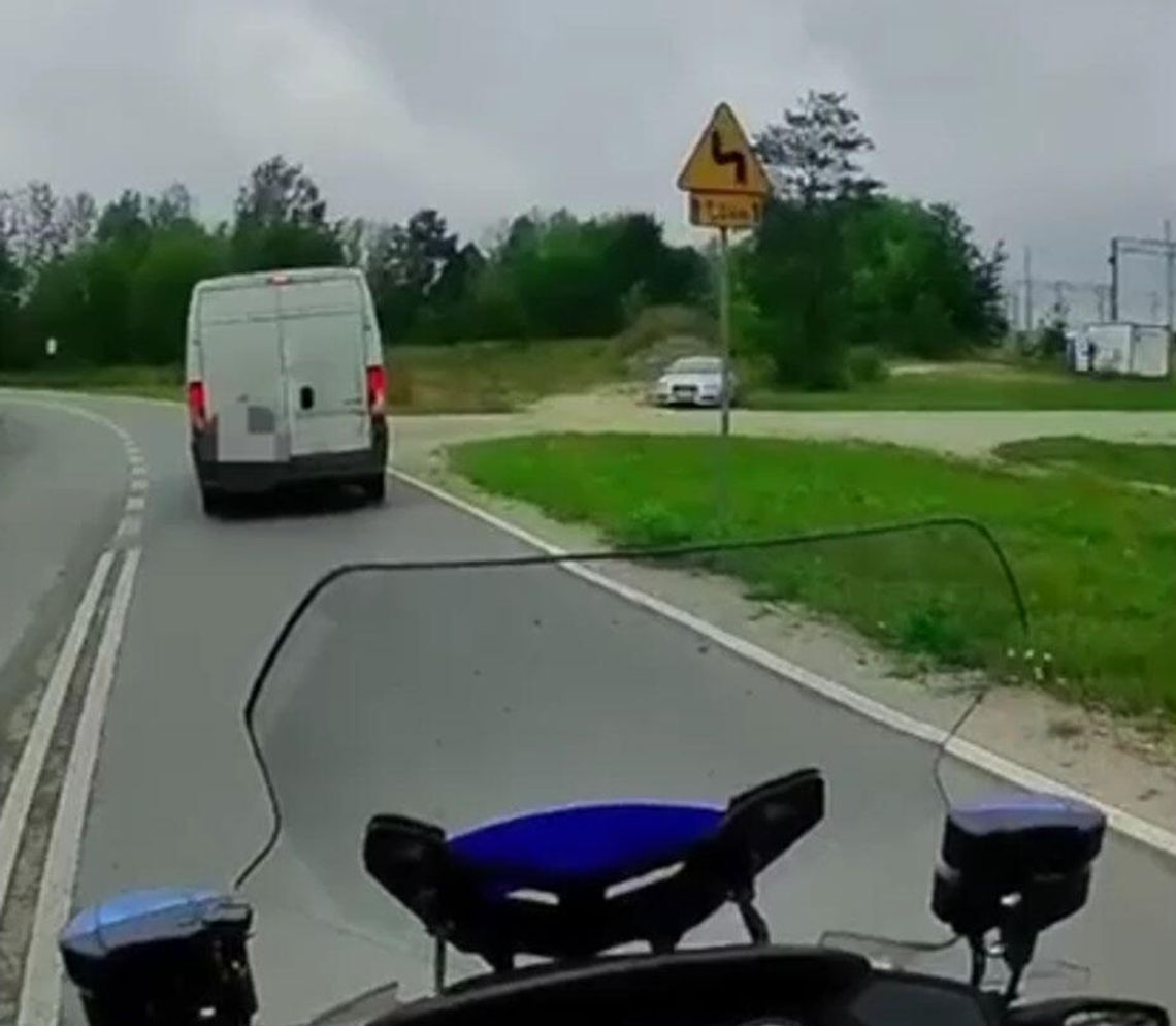 Busiarz nie chciał stać w korku. Zaliczył nieplanowane spotkanie z policjantem na motorze