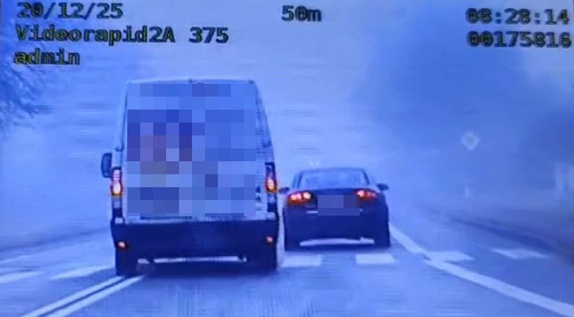 Busiarz wyprzedzał na przejściu dla pieszych, w dodatku w gęstej mgle. Nie wiedział, że jedzie za nim radiowóz