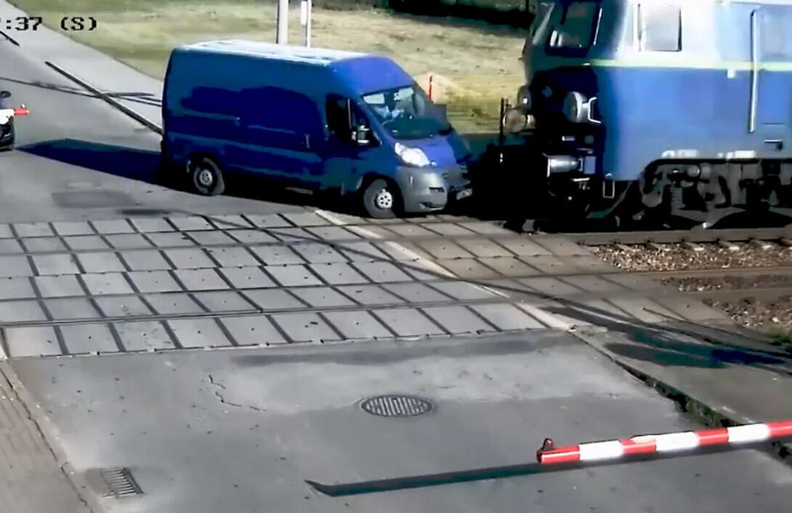 Busiarz zderzył się z rozpędzoną lokomotywą. Żyje, ale teraz czekają go poważne konsekwencje Busiarz zderzył się z rozpędzoną lokomotywą. Żyje, ale teraz czekają go poważne konsekwencje