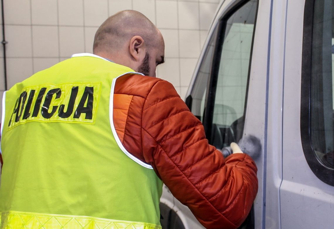 Busiarz znalazł portfel, wyciągnął pieniądze i naćpany pojechał oddać go na komendę