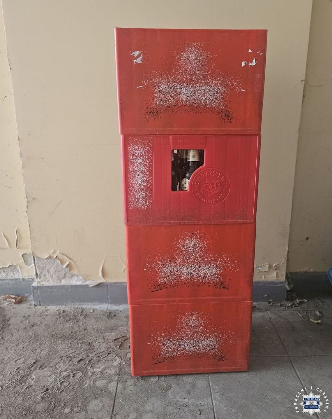 Butelkowy interes nie wypalił. Sprawca kradzieży 30 skrzynek złapany przez policję