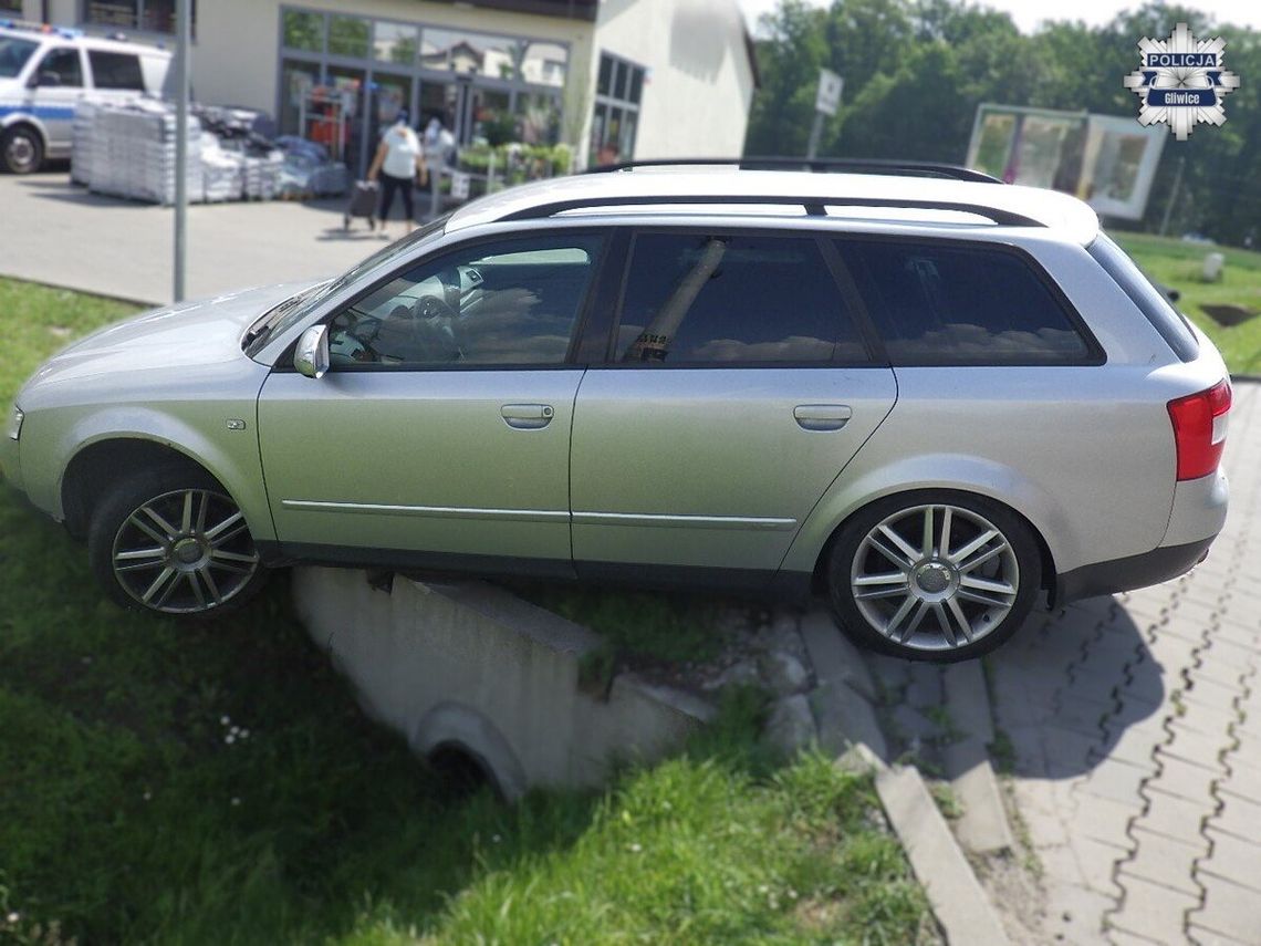 Był tak pijany, że nie umiał wjechać na parking sklepowy. Uderzył w betonowy przepust i utknął