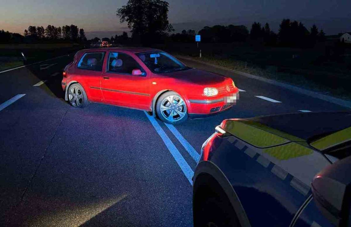 Był tak pijany, że odcięło mu świadomość na środku drogi. Gdy się ocknął, zaatakował policjantów