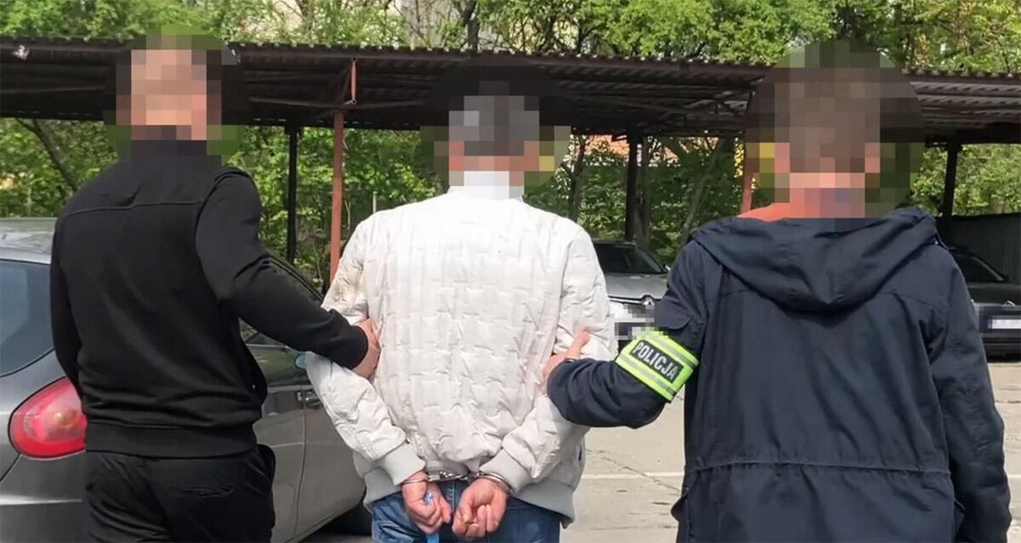 Był tak pijany, że wezwano do niego pomoc. Zaatakował ratowników medycznych i groził im śmiercią