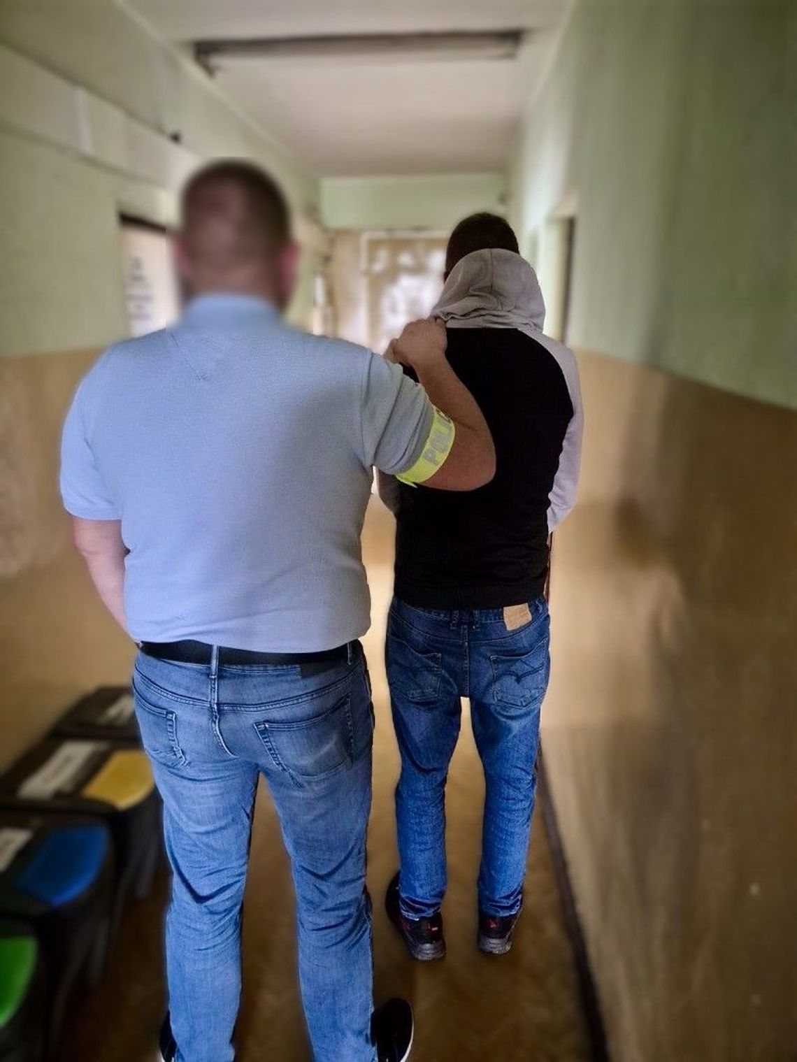 Był zły, więc rozwalił ławkę. Teraz grozi mu nawet 7,5 roku więzienia