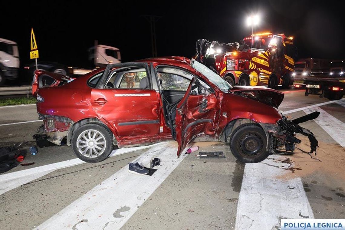 Był zmęczony, ale nadal jechał autostradą. Kierowca w końcu zasnął, doprowadzając do poważnego wypadku Był zmęczony, ale nadal jechał autostradą. Kierowca w końcu zasnął, doprowadzając do poważnego wypadku