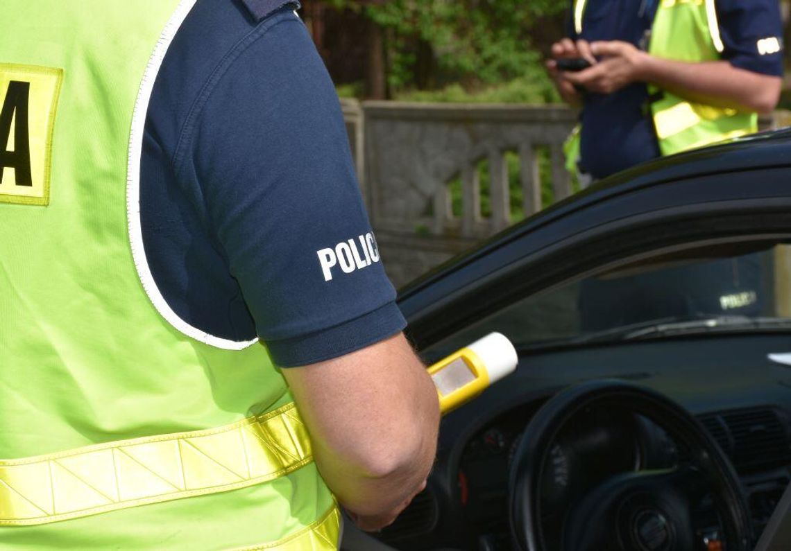 Była tak pijana, że nie umiała wbić biegu w aucie. Kobieta postanowiła poprosić innego kierowcę o pomoc