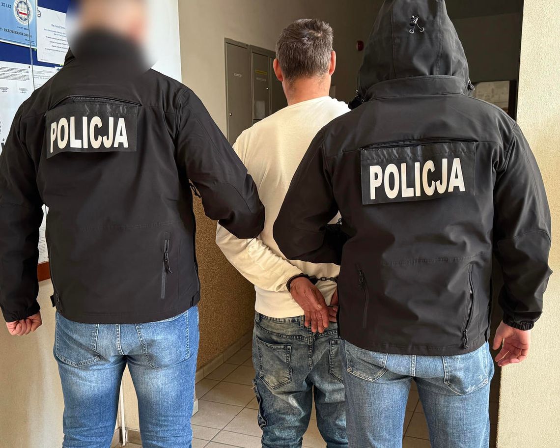 Byli kolegami, dopóki do drzwi nie zapukał listonosz z emeryturą. Mężczyźni bezczelnie ukradli pieniądze Byli kolegami, dopóki do drzwi nie zapukał listonosz z emeryturą. Mężczyźni bezczelnie ukradli pieniądze