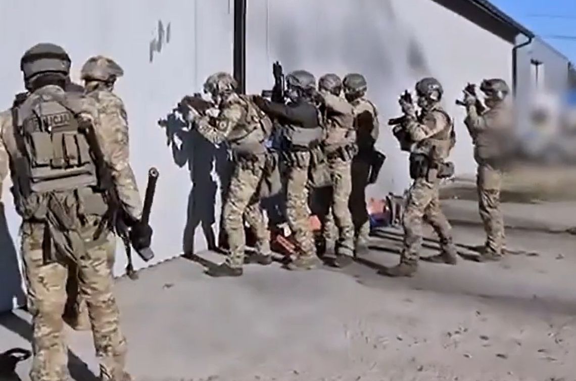 CBŚP i Straż Graniczna rozbiły zorganizowaną grupę przestępczą nielegalnie produkującą papierosy