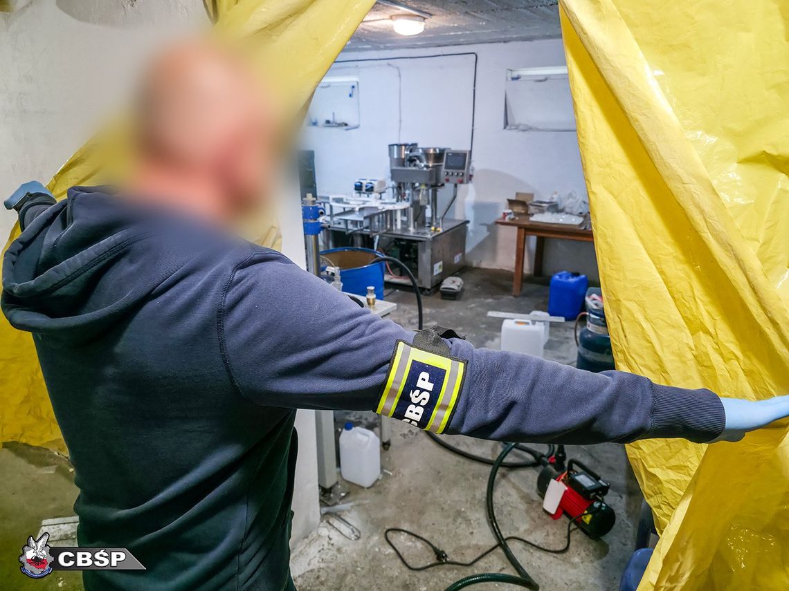 CBŚP rozbiło grupę przestępczą produkującą leki i sterydy: "największa fabryka w kraju"