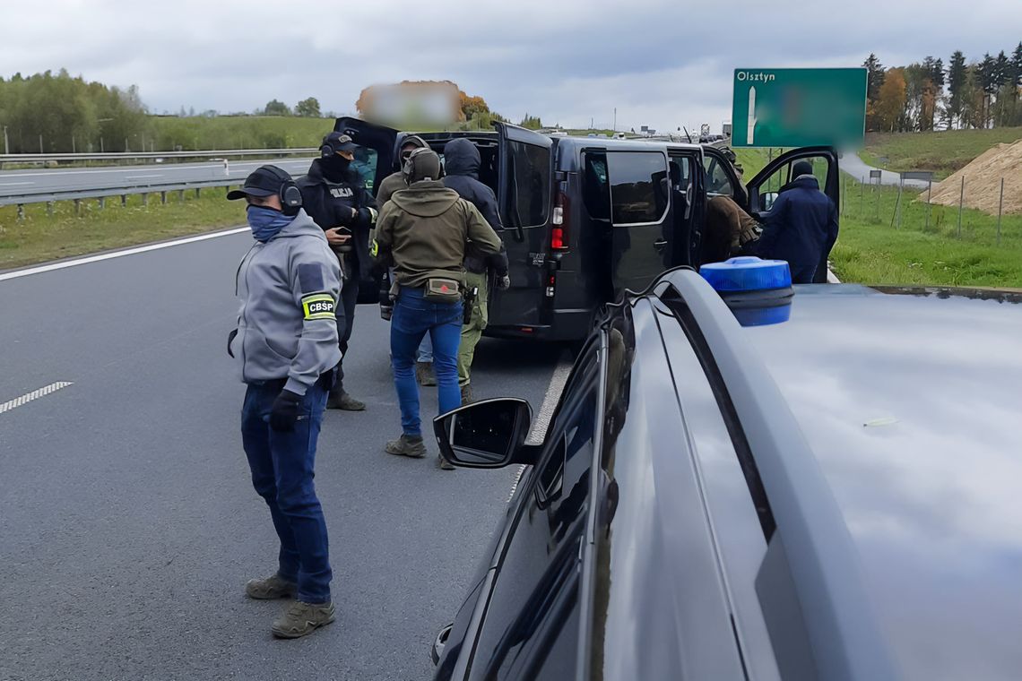 CBŚP uderzyło w duży gang narkotykowy. Zatrzymano osiem osób, w tym lidera grupy. ZDJĘCIA CBŚP uderzyło w duży gang narkotykowy. Zatrzymano osiem osób, w tym lidera grupy. ZDJĘCIA
