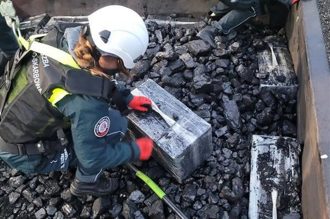 Celnicy prześwietlili wagon skanerem RTG. Pod ładunkiem węgla znaleziono kontrabandę