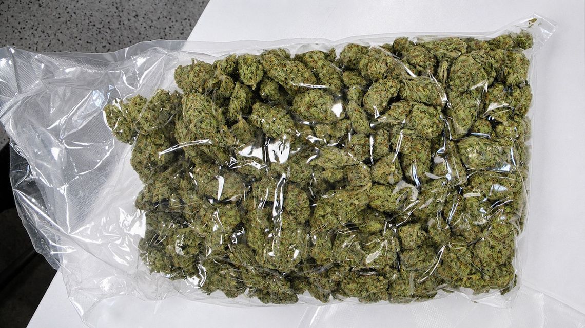 Celnicy zatrzymali paczkę z Kanady. Zamiast narzędzi w środku było ponad 10 kg marihuany Celnicy zatrzymali paczkę z Kanady. Zamiast narzędzi w środku było ponad 10 kg marihuany