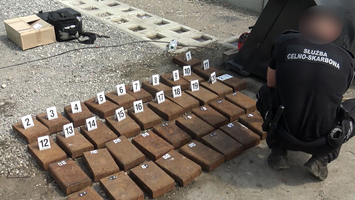 Celnicy znaleźli 55 kg kokainy ukryte w złomie. Wartość narkotyków to prawie 20 mln zł Celnicy znaleźli 55 kg kokainy ukryte w złomie. Wartość narkotyków to prawie 20 mln zł