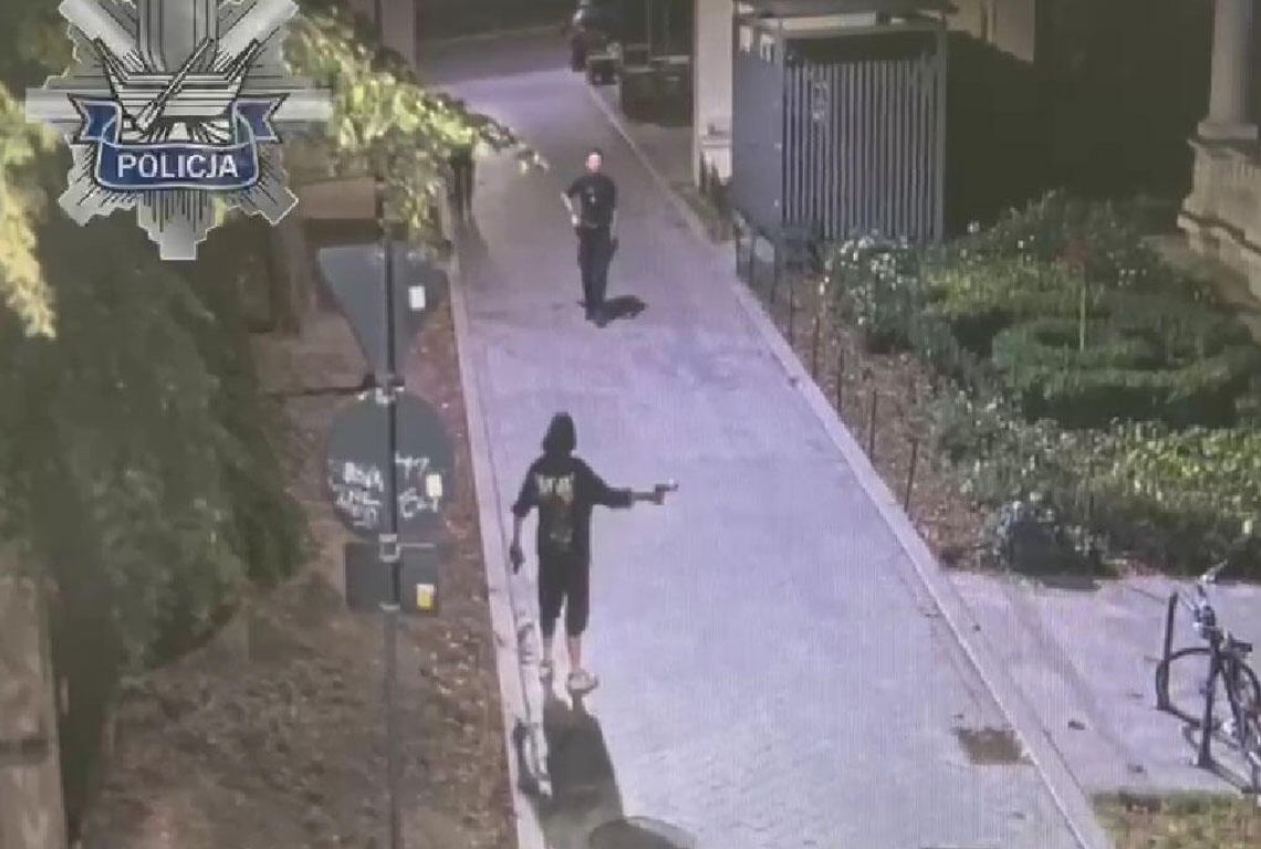 Celował z pistoletu do ludzi na ulicy, a potem do policjantów. 19-latek został obezwładniony