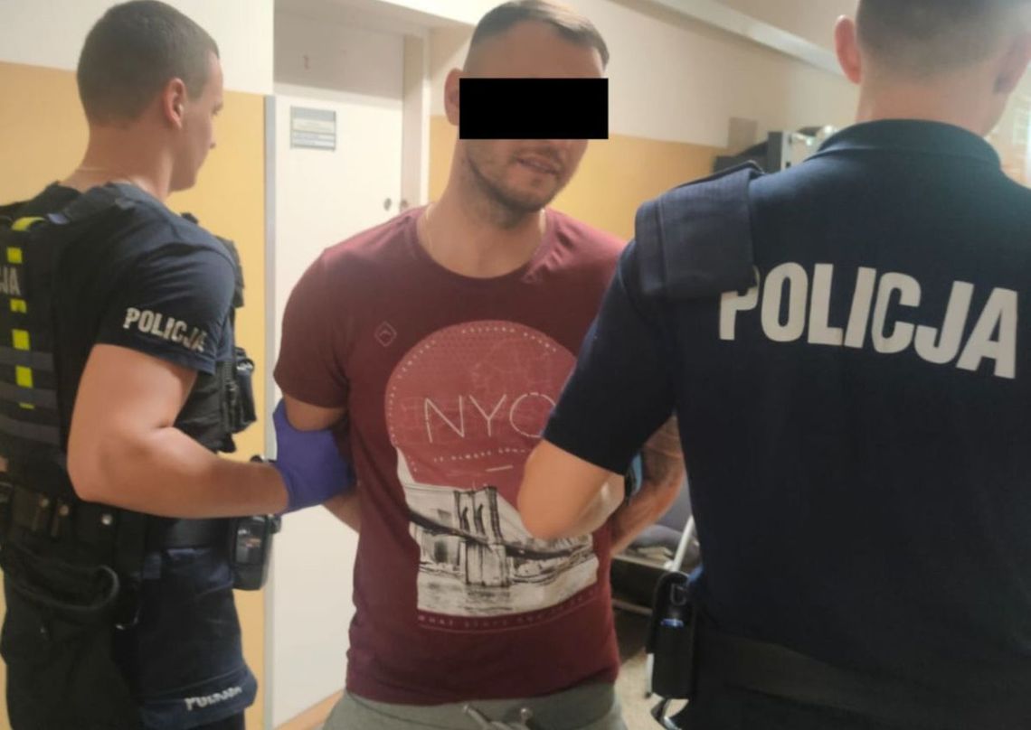 Celowali z pistoletu do radiowozu. Policjanci zatrzymali dwóch pijanych agresorów