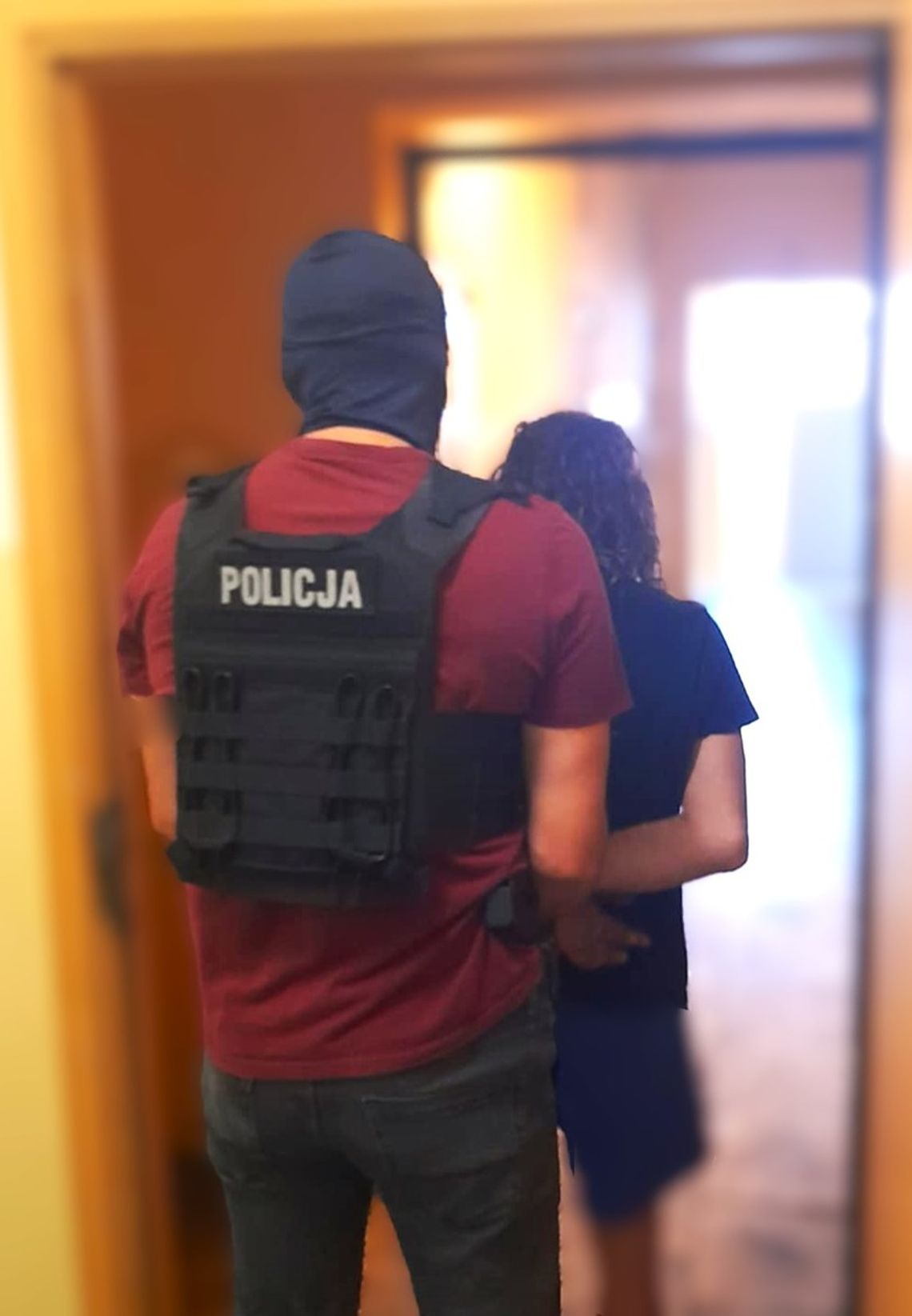 Chciał dać jej broń  i namawiał, żeby zastrzeliła męża. Gdy odmówiła, groził, że zabije ją razem z dziećmi