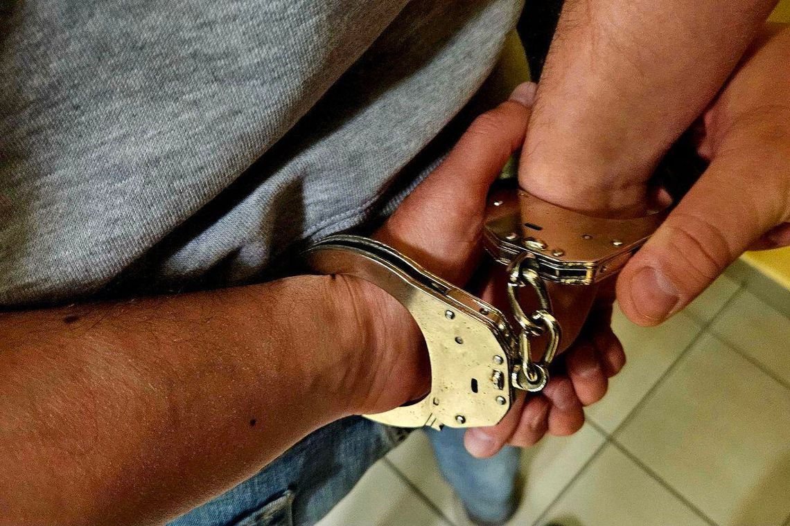 Chciał go porąbać siekierą, bo myślał, że ukrywa jego byłą dziewczynę. 41-latek odpowie za usiłowanie zabójstwa