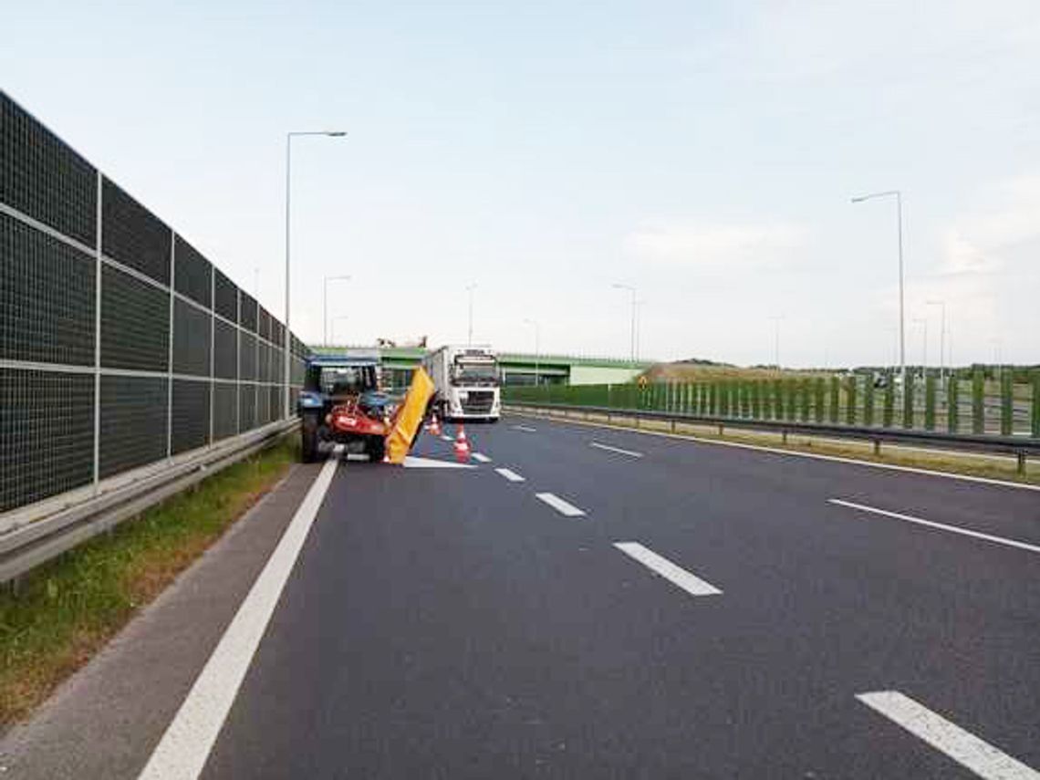 Chciał na drogę techniczną, ale coś poszło nie tak. Traktor z kosiarką jechał pod prąd autostradą