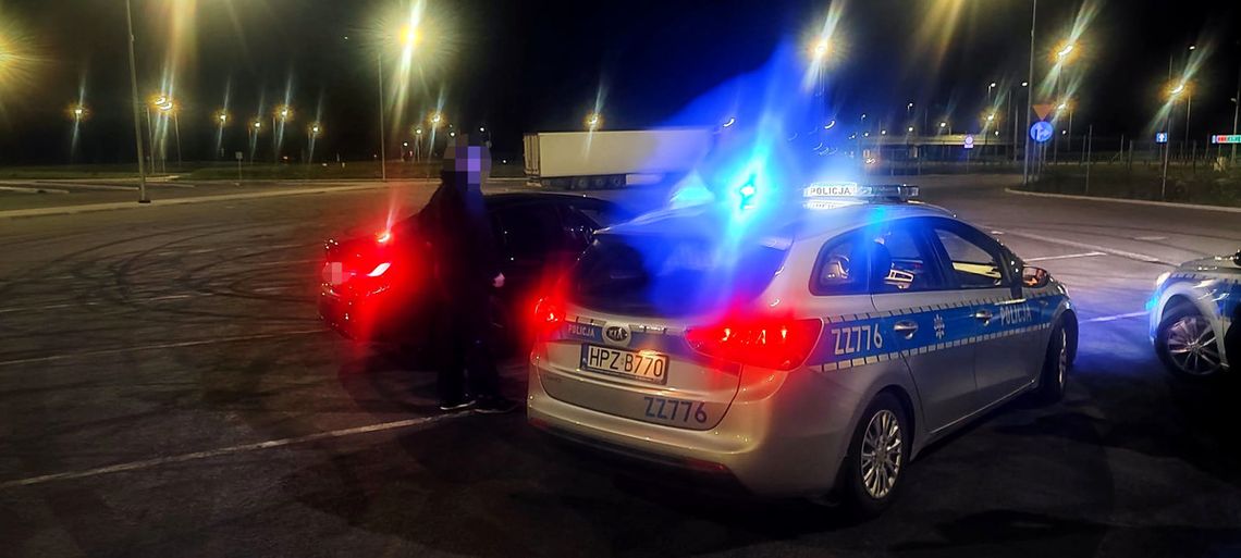 Chciał pokazać kolegom, jaki z niego drifter. Popisy obserwowali też policjanci. Młody kierowca BMW ukarany