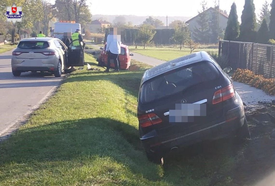 Chciał pomóc kierującej, która wjechała do rowu. Zatrzymał się, po chwili w jego auto wjechała druga babka