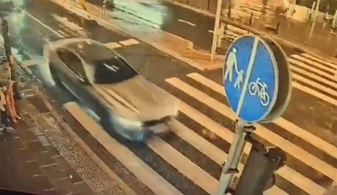 Chciał popisać się driftem w centrum Warszawy, ale nie wyszło. Obywatel Ukrainy rozbił auto na barierkach